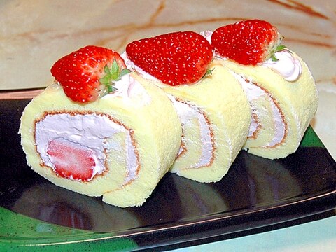 シフォン生地で！苺のピンククリームロールケーキ♪